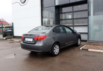 Подержанный автомобиль Hyundai Elantra Sedan 2008 года (5 фото)