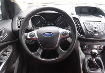 Подержанный автомобиль Ford Kuga 2013 года (16 фото)