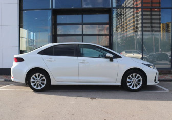 Подержанный автомобиль Toyota Corolla Sedan 2019 года (6 фото)