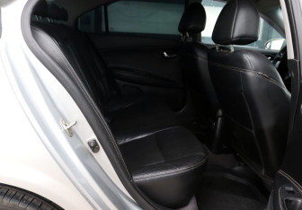 Подержанный автомобиль Nissan Primera Sedan 2004 года (18 фото)