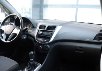 Подержанный автомобиль Hyundai Solaris Sedan 2011 года (14 фото)