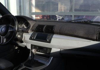 Подержанный автомобиль BMW X5 2001 года (14 фото)