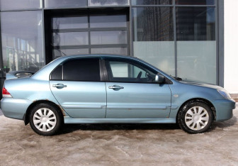 Подержанный автомобиль Mitsubishi Lancer Sedan 2005 года (6 фото)
