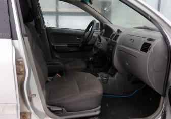 Подержанный автомобиль Kia Rio Sedan 2003 года (13 фото)