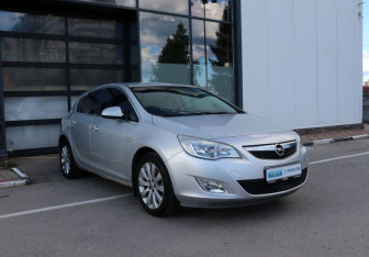 Подержанный автомобиль Opel Astra Hatchback 2011 года (7 фото)