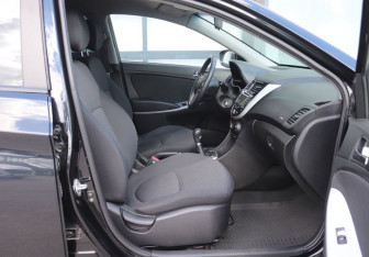 Подержанный автомобиль Hyundai Solaris Sedan 2013 года (13 фото)