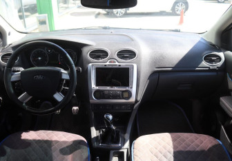 Подержанный автомобиль Ford Focus Sedan 2006 года (12 фото)