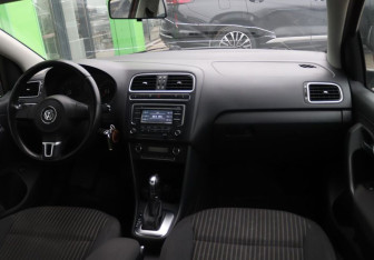 Подержанный автомобиль Volkswagen Polo Sedan 2012 года (14 фото)