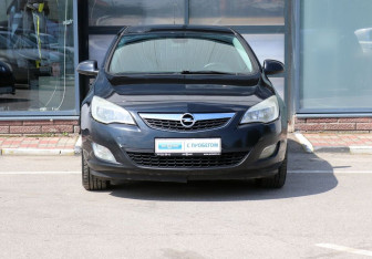Подержанный автомобиль Opel Astra Hatchback 2011 года (3 фото)