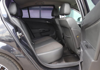 Подержанный автомобиль Opel Astra Sedan 2010 года (11 фото)