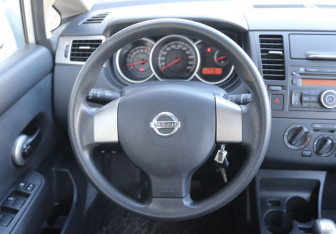 Подержанный автомобиль Nissan Tiida Hatchback 2010 года (16 фото)