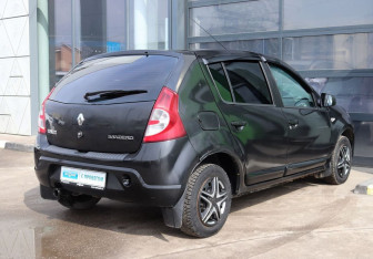Подержанный автомобиль Renault Sandero 2010 года (5 фото)