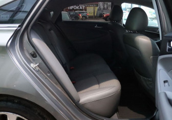 Подержанный автомобиль Hyundai Sonata 2011 года (11 фото)