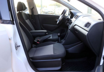 Подержанный автомобиль Volkswagen Polo Sedan 2014 года (13 фото)