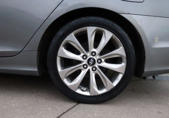 Подержанный автомобиль Hyundai Sonata 2011 года (9 фото)