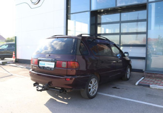 Подержанный автомобиль Toyota Ipsum 1997 года (5 фото)