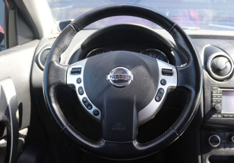 Подержанный автомобиль Nissan Qashqai 2011 года (16 фото)