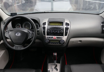 Подержанный автомобиль Kia Ceed Hatchback 2009 года (15 фото)