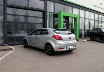 Подержанный автомобиль Kia Ceed Hatchback 2009 года (3 фото)