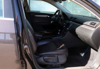 Подержанный автомобиль Volkswagen Passat Sedan 2011 года (10 фото)