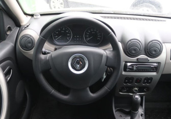 Подержанный автомобиль Renault Sandero 2011 года (15 фото)