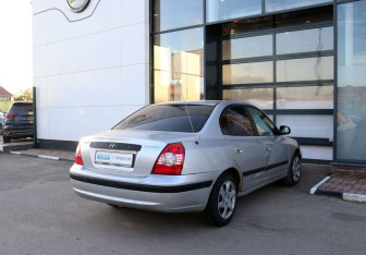 Подержанный автомобиль Hyundai Elantra Sedan 2004 года (5 фото)
