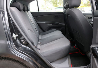 Подержанный автомобиль Kia Rio Hatchback 2010 года (12 фото)