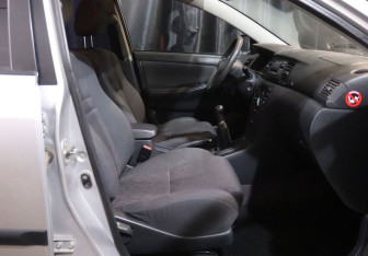 Подержанный автомобиль Toyota Corolla Sedan 2004 года (12 фото)