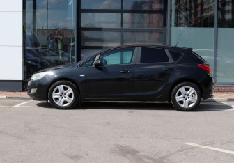 Подержанный автомобиль Opel Astra Hatchback 2011 года (8 фото)