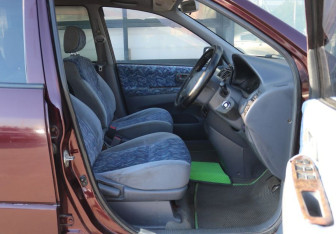 Подержанный автомобиль Toyota Ipsum 1997 года (12 фото)