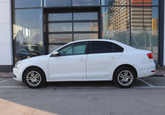 Подержанный автомобиль Volkswagen Jetta Sedan 2012 года (2 фото)