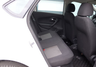 Подержанный автомобиль Volkswagen Polo Sedan 2012 года (10 фото)