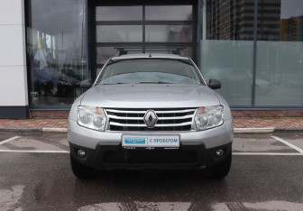 Подержанный автомобиль Renault Duster 2014 года (8 фото)