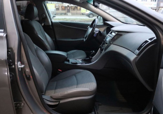 Подержанный автомобиль Hyundai Sonata 2011 года (12 фото)