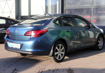 Подержанный автомобиль Opel Astra Sedan 2013 года (5 фото)