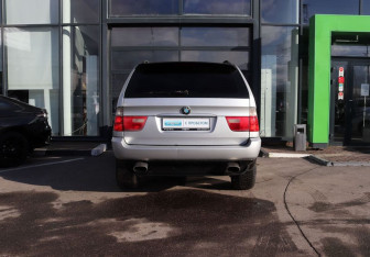 Подержанный автомобиль BMW X5 2001 года (4 фото)