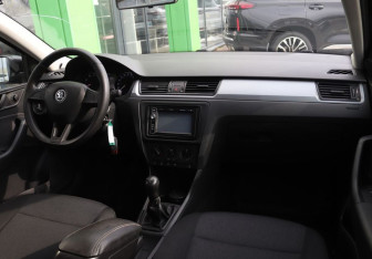 Подержанный автомобиль Skoda Rapid Liftback 2015 года (14 фото)