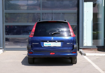 Подержанный автомобиль Peugeot 206 Wagon 2002 года (4 фото)