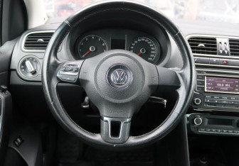 Подержанный автомобиль Volkswagen Polo Sedan 2014 года (16 фото)