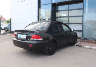 Подержанный автомобиль Mitsubishi Lancer Sedan 2004 года (5 фото)