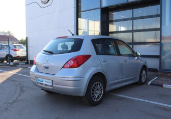 Подержанный автомобиль Nissan Tiida Hatchback 2010 года (5 фото)