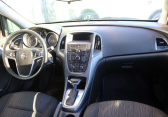 Подержанный автомобиль Opel Astra Sedan 2013 года (14 фото)