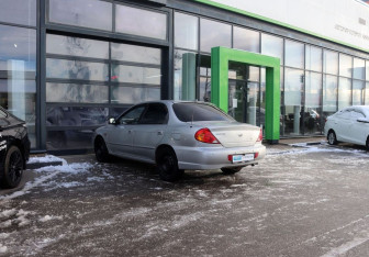 Подержанный автомобиль Kia Spectra Sedan 2006 года (3 фото)