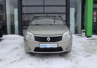 Подержанный автомобиль Renault Sandero 2011 года (8 фото)