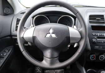 Подержанный автомобиль Mitsubishi ASX 2012 года (16 фото)
