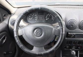 Подержанный автомобиль Renault Logan Sedan 2013 года (15 фото)