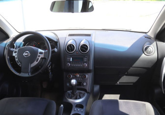 Подержанный автомобиль Nissan Qashqai 2013 года (15 фото)