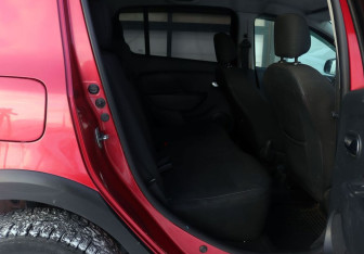 Подержанный автомобиль Renault Sandero 2015 года (12 фото)