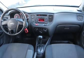 Подержанный автомобиль Kia Rio Hatchback 2011 года (11 фото)