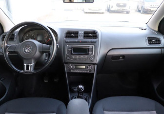 Подержанный автомобиль Volkswagen Polo Sedan 2014 года (15 фото)